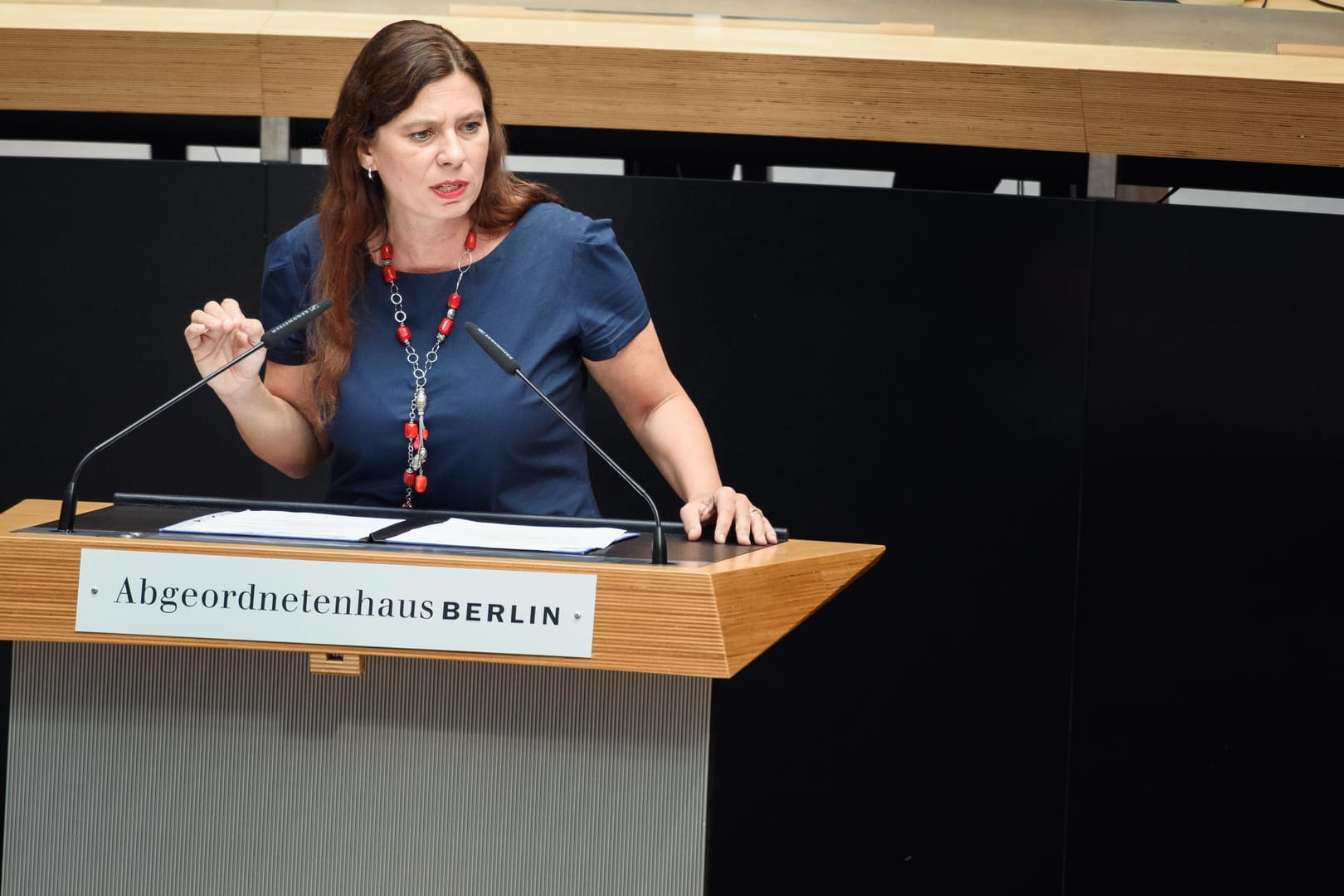 Berlins Schulsenatorin Sandra Scheeres im Abgeordnetenhaus. Die SPD-Politikerin will praktische Verbesserungen, aber auch eine wissenschaftliche Analyse der Zustände in Schulen in Problemvierteln.