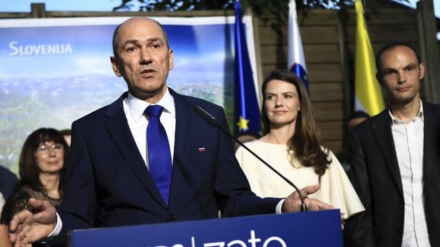 Janez Jansa spricht im Hauptquartier seiner Partei über die Wahl.