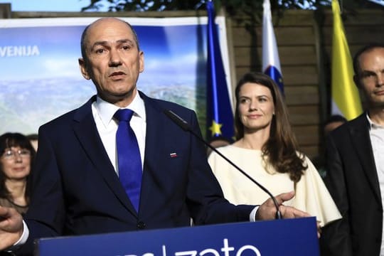 Janez Jansa spricht im Hauptquartier seiner Partei über die Wahl.