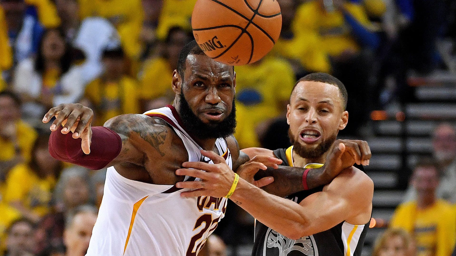 Duell der Superstars: LeBron James (l.) gegen Stephen Curry.