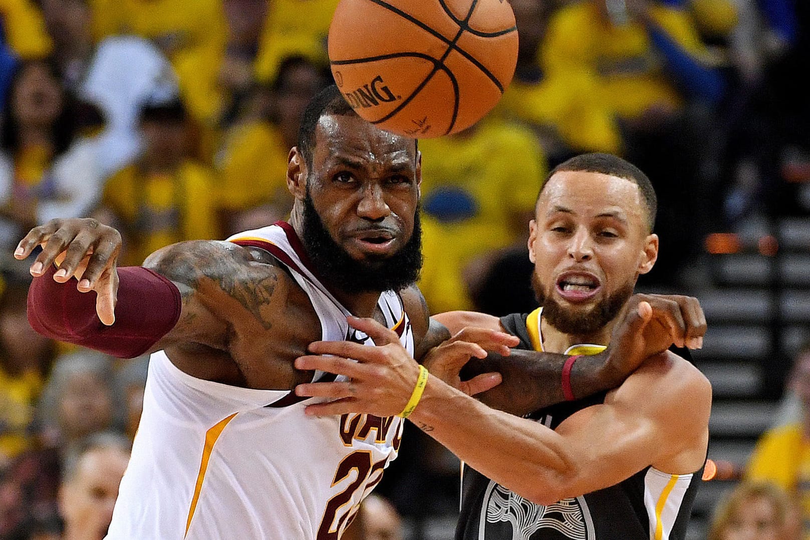 Duell der Superstars: LeBron James (l.) gegen Stephen Curry.