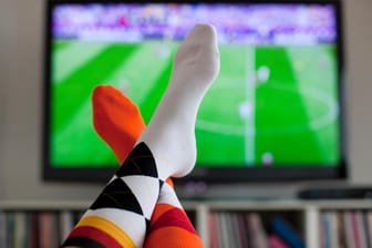 TV-Zuschauer: Wer ein Spiel streamt, schaut Fußball mit bis zu 50 Sekunden Verspätung.