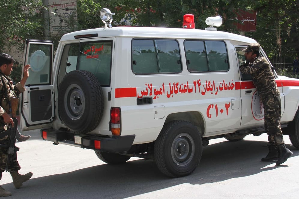Ein Krankenwagen in Kabul: Bei einem Selbstmordanschlag auf Geistliche soll es mehrere Tote gegeben haben.