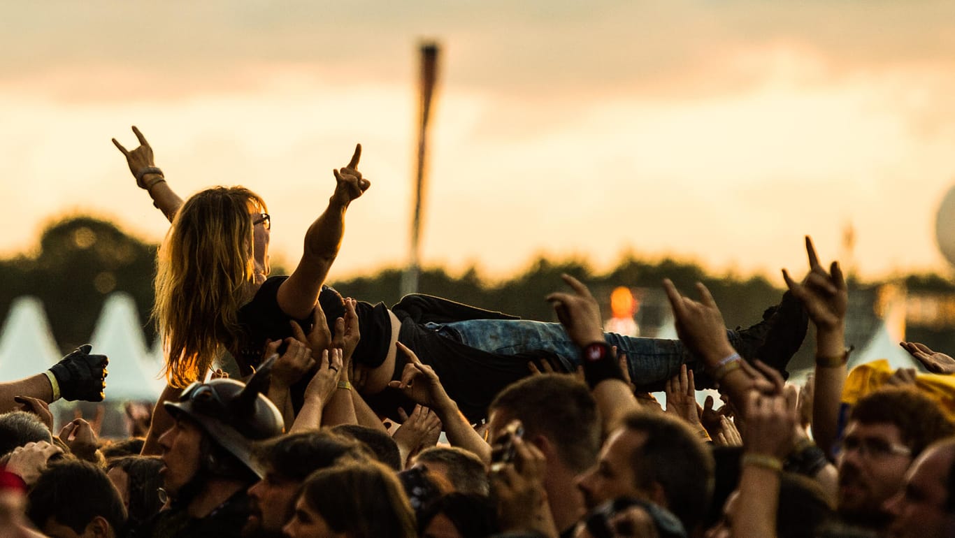 Crowd-Surfing: Ein Fan wird beim Wacken 2017 während eines Konzerts der schwedischen Melodic-Death-Metal-Band Amon Amarth auf Händen getragen.