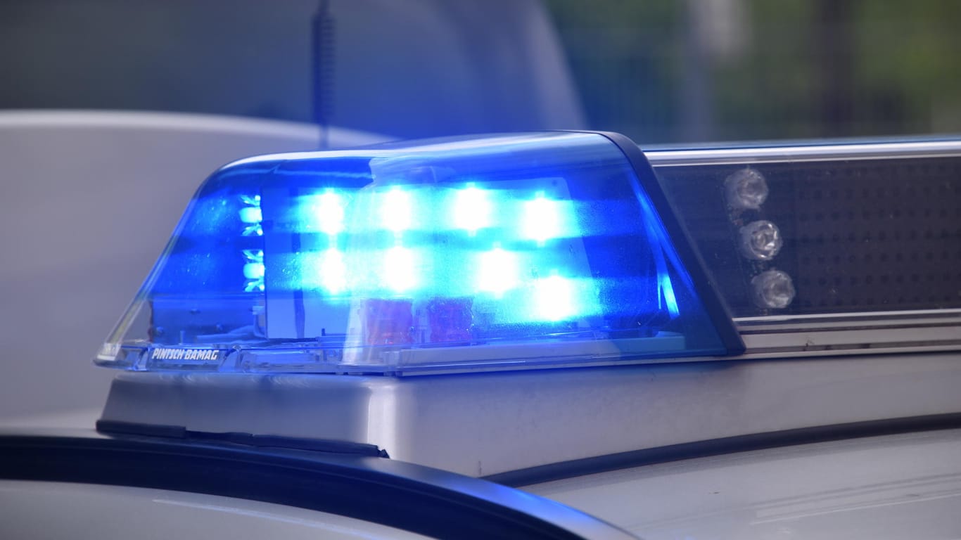 Blaulicht an einem Fahrzeug der Polizei: Die Kriminalpolizei Saalfeld hat die Ermittlungen übernommen. (Symbolbild)