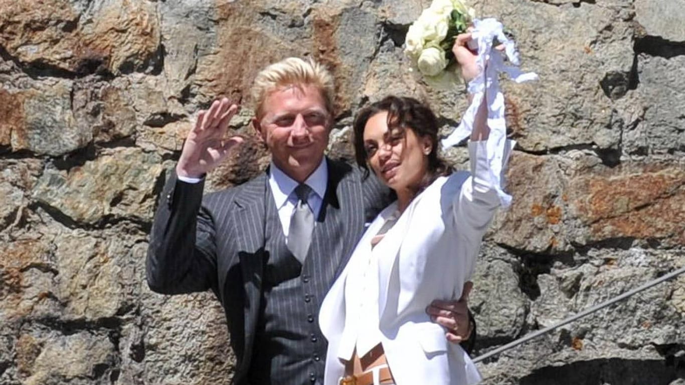 So war ihre Hochzeit: Boris Becker und Lilly Becker winken glücklich in die Kamera.