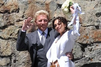 So war ihre Hochzeit: Boris Becker und Lilly Becker winken glücklich in die Kamera.