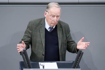 AfD-Chef Alexander Gauland im Bundestag: Auch aus seiner Partei kommt nun die Forderung, dass er sich für seine "Vogelschiss-Äußerung" entschuldigen soll.