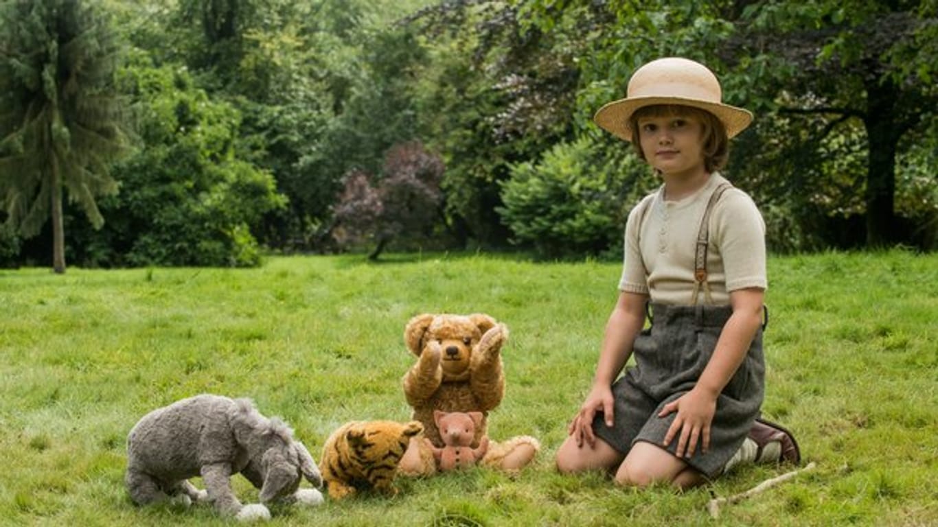 Als Kind inspiriert Christopher Robin (Will Tilston) seinen Vater, ein Buch über einen Jungen und dessen viele tierische Freunde zu schreiben.