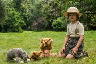 Als Kind inspiriert Christopher Robin (Will Tilston) seinen Vater, ein Buch über einen Jungen und dessen viele tierische Freunde zu schreiben.