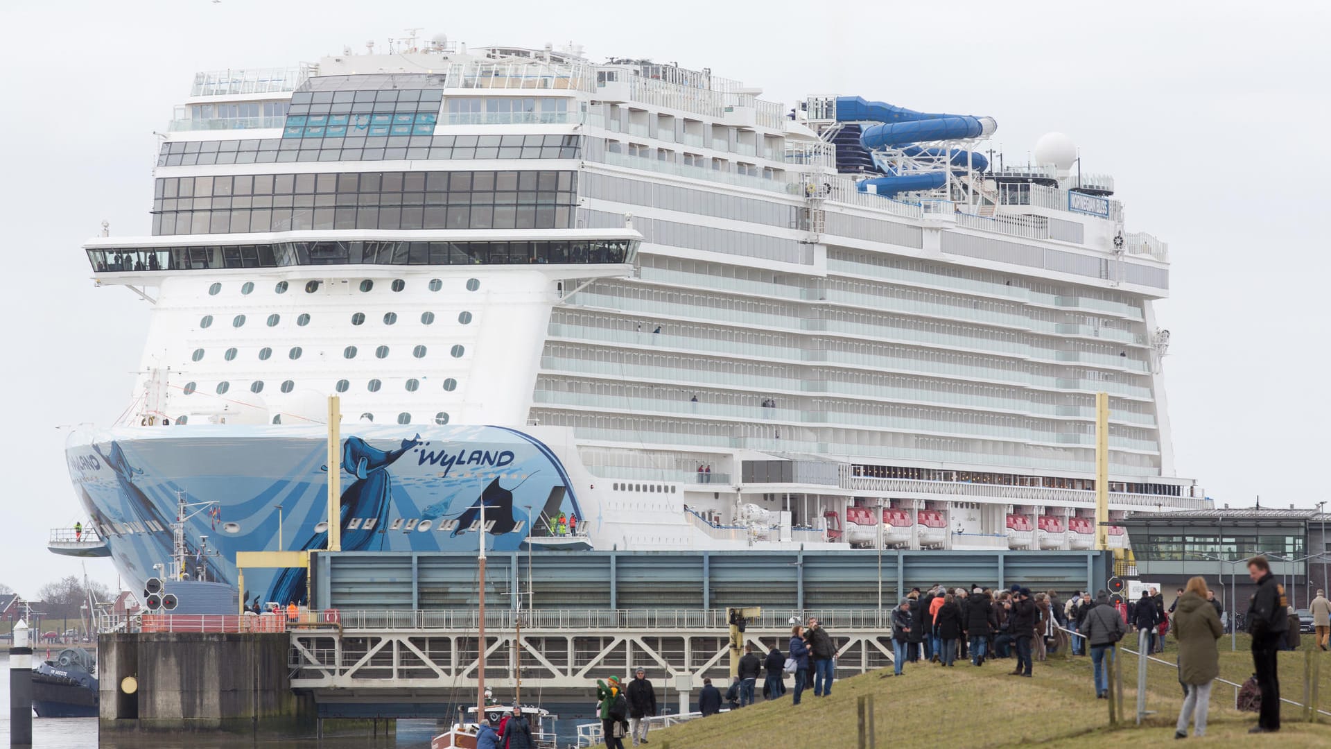 Norwegian Bliss: Das Schiff der US-Reederei Norwegian Cruise Line ist 333,46 Meter lang, 41,40 Meter breit und hat Platz für 4.000 Passagiere.