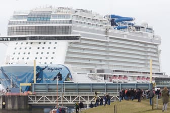 Norwegian Bliss: Das Schiff der US-Reederei Norwegian Cruise Line ist 333,46 Meter lang, 41,40 Meter breit und hat Platz für 4.000 Passagiere.