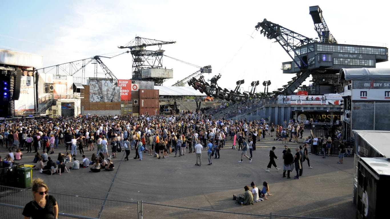 Festival zwischen Tagebaugroßgeräten: Festivalbesucher auf dem 20. Melt! Festival 2017 auf der Halbinsel Ferropolis.