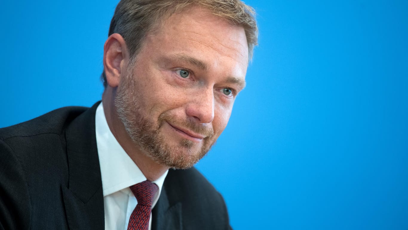 FDP-Chef Christian Lindner bei einer Pressekonferenz: Die Liberalen wollen in einem Untersuchungsausschuss auch die Rolle von Kanzlerin Merkel im Bamf-Skandal klären.