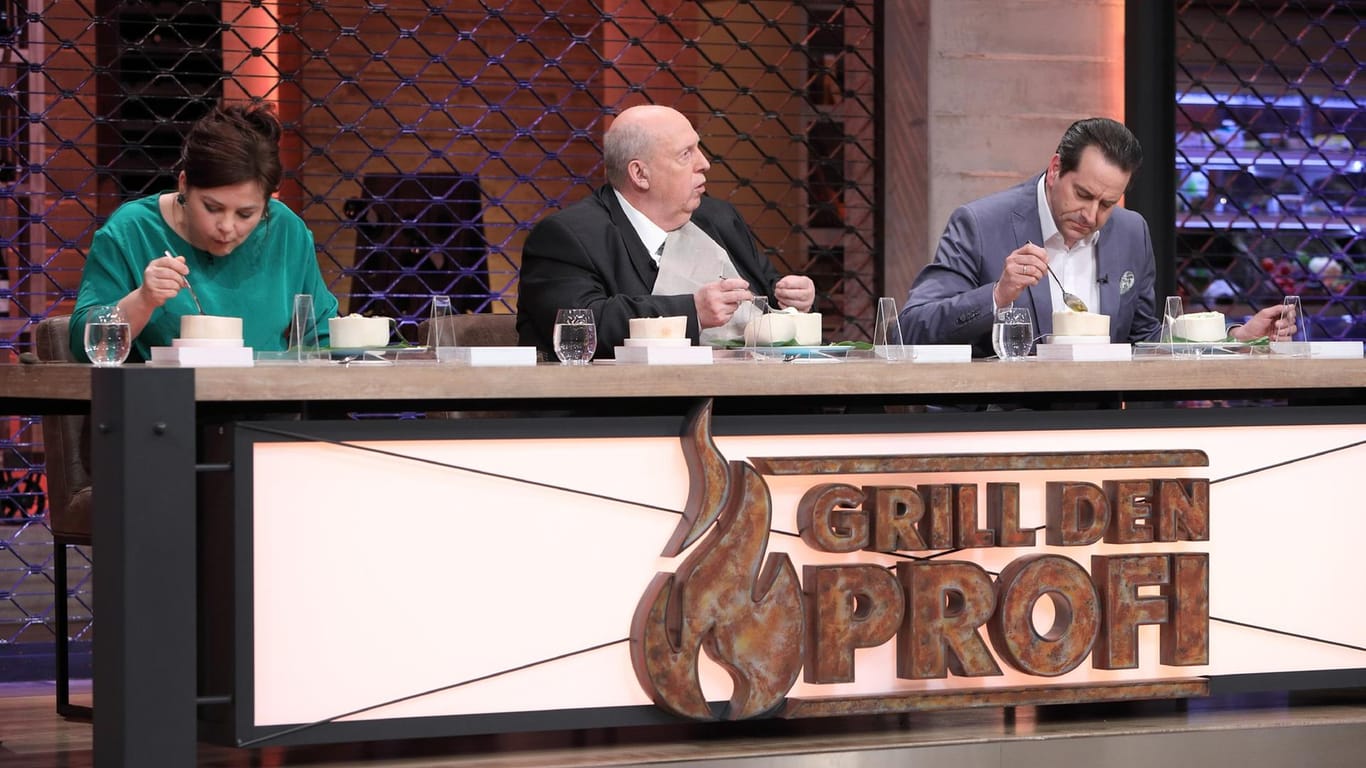 Die "Grill den Profi"-Jury: Die Juroren sind begeistert von der Kokosnuss.