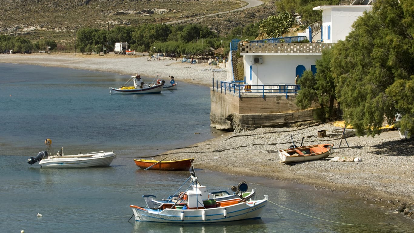 Ein Strand und Fischerboote in der Region Kato Zakros auf Kreta: Mit einer Jacht sollen die Migranten angekommen sein. (Archivbild)