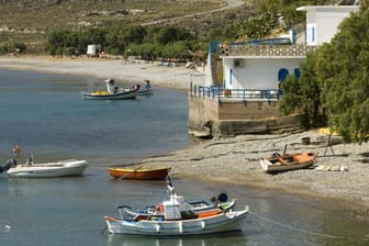 Ein Strand und Fischerboote in der Region Kato Zakros auf Kreta: Mit einer Jacht sollen die Migranten angekommen sein. (Archivbild)