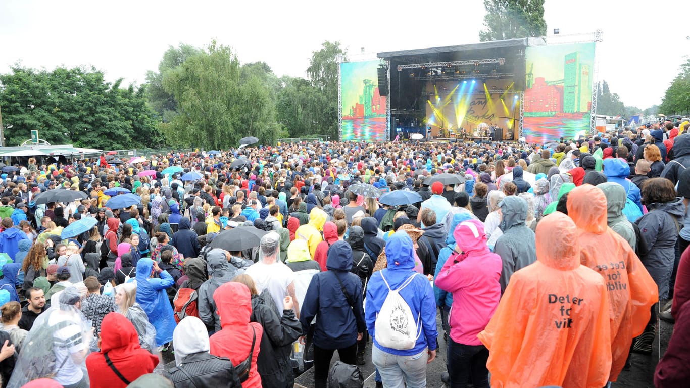 Regen gehört manchmal auch dazu: Atmosphäre beim MS Dockville Festival in Hamburg-Wilhelmsburg 2017.