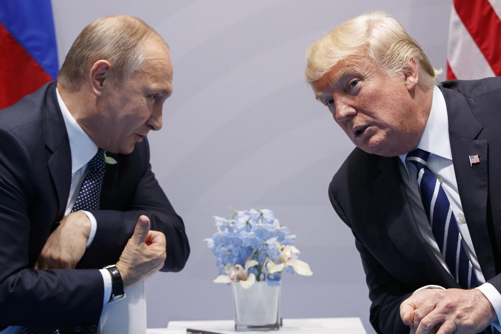Trump und Putin beim G20-Gipfel in Hamburg: Ein Treffen unter vier Augen zwischen den Präsidenten der USA und Russland verzögert sich immer weiter.