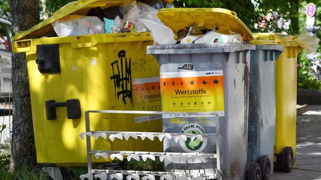 Gelbe Mülltonnen mit Wertstoffen in Berlin: Es gibt immer mehr Abfall in Deutschland.