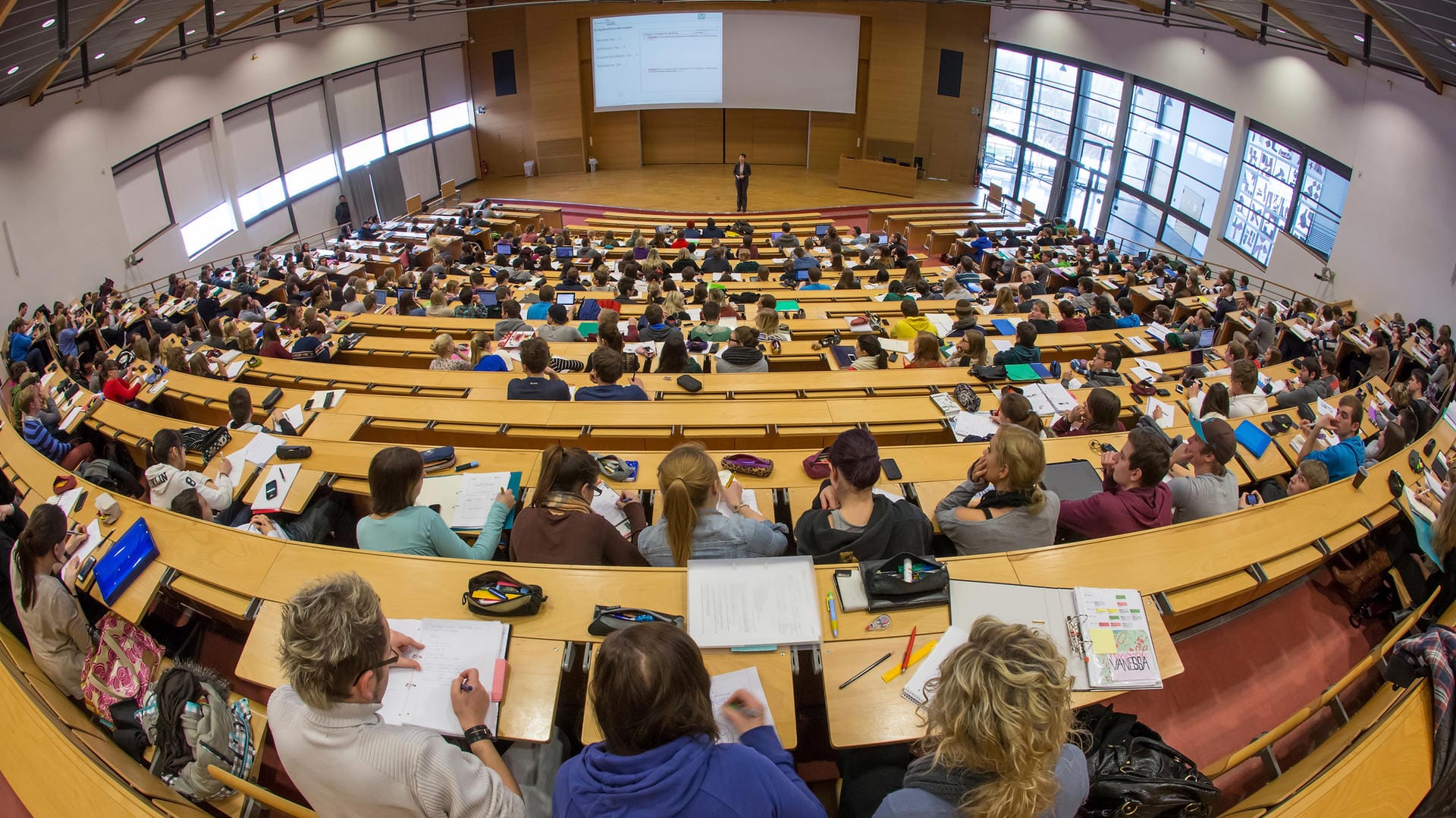 Audimax der Technischen Universität Ilmenau: Zumindest in manchen Fächern können Studierende hier nicht mehr nur Bachelor und Master erwerben – sondern auch wieder das Diplom.