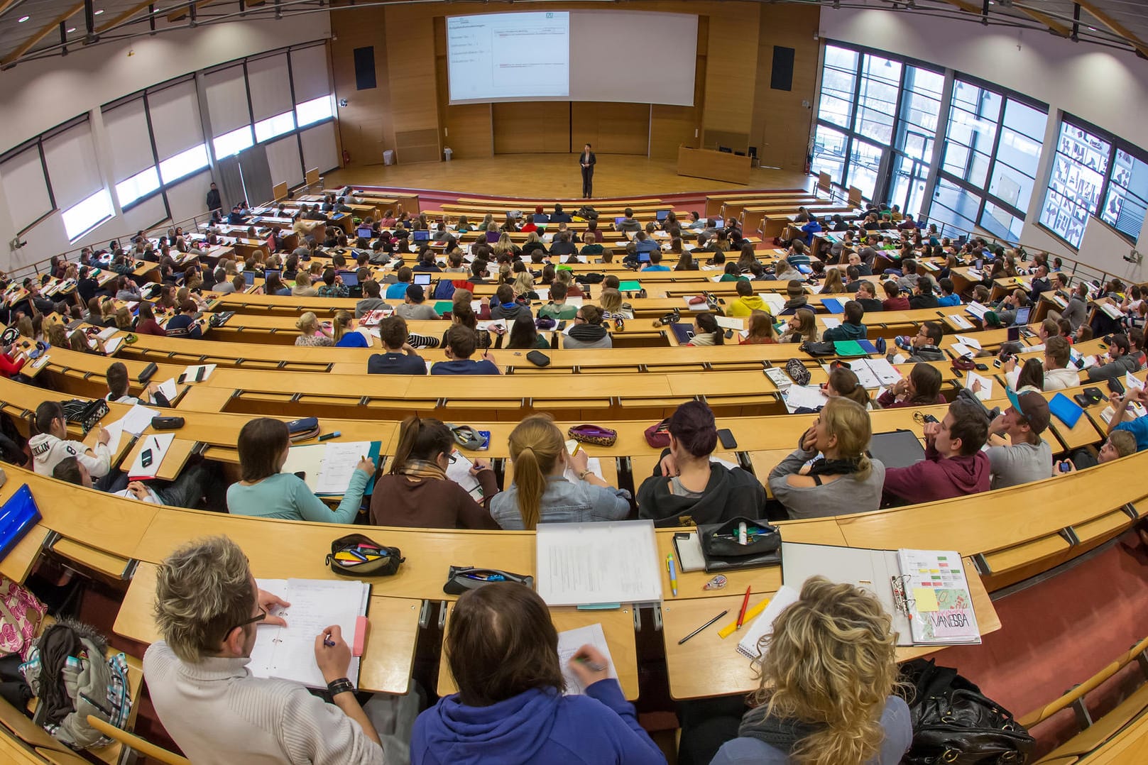 Audimax der Technischen Universität Ilmenau: Zumindest in manchen Fächern können Studierende hier nicht mehr nur Bachelor und Master erwerben – sondern auch wieder das Diplom.