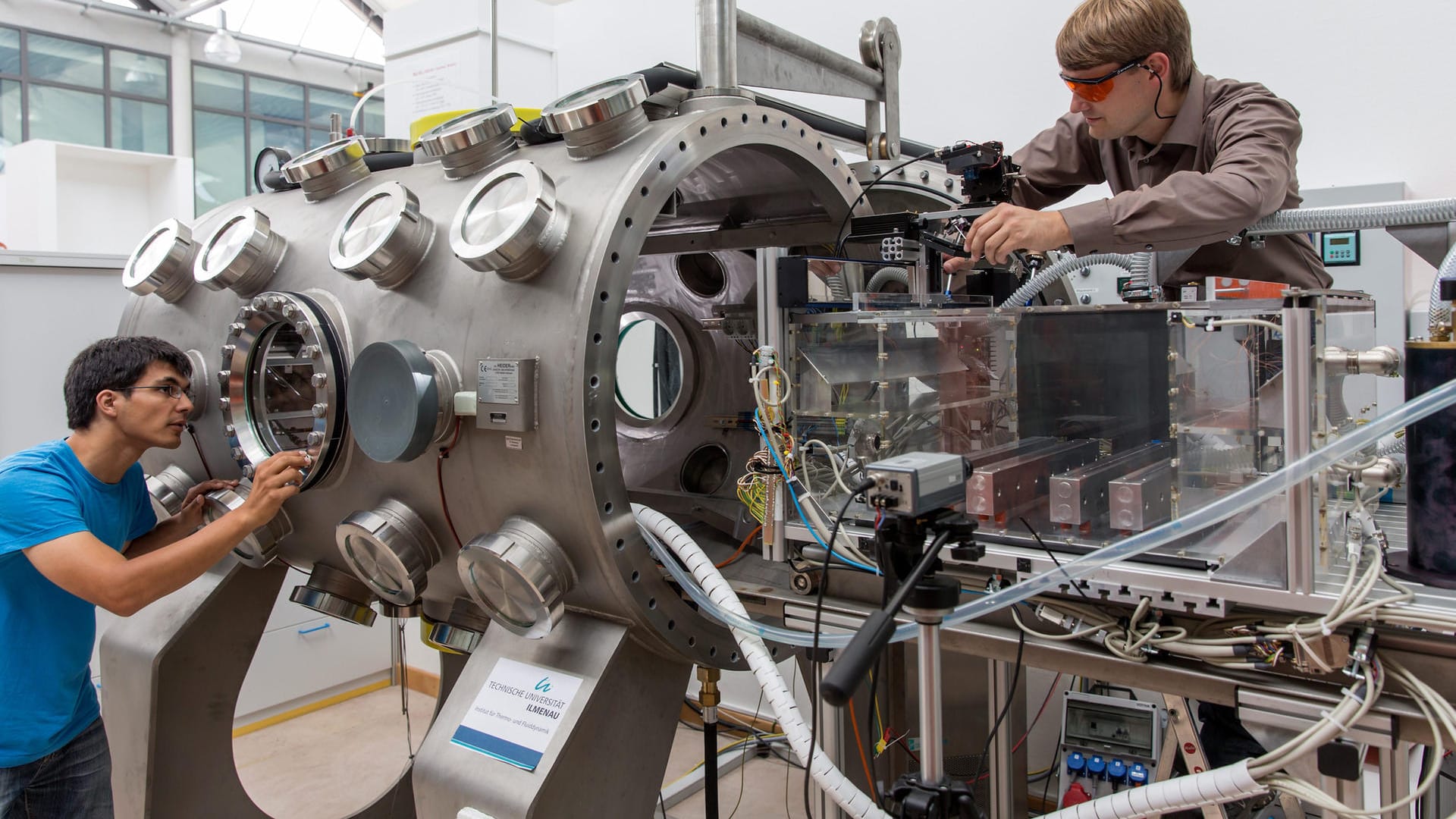 Studenten beim Tüfteln: Maschinenbau ist eines der Fächer, in denen die Technische Universität Ilmenau das Diplom wieder eingeführt hat – zumindest versuchsweise.