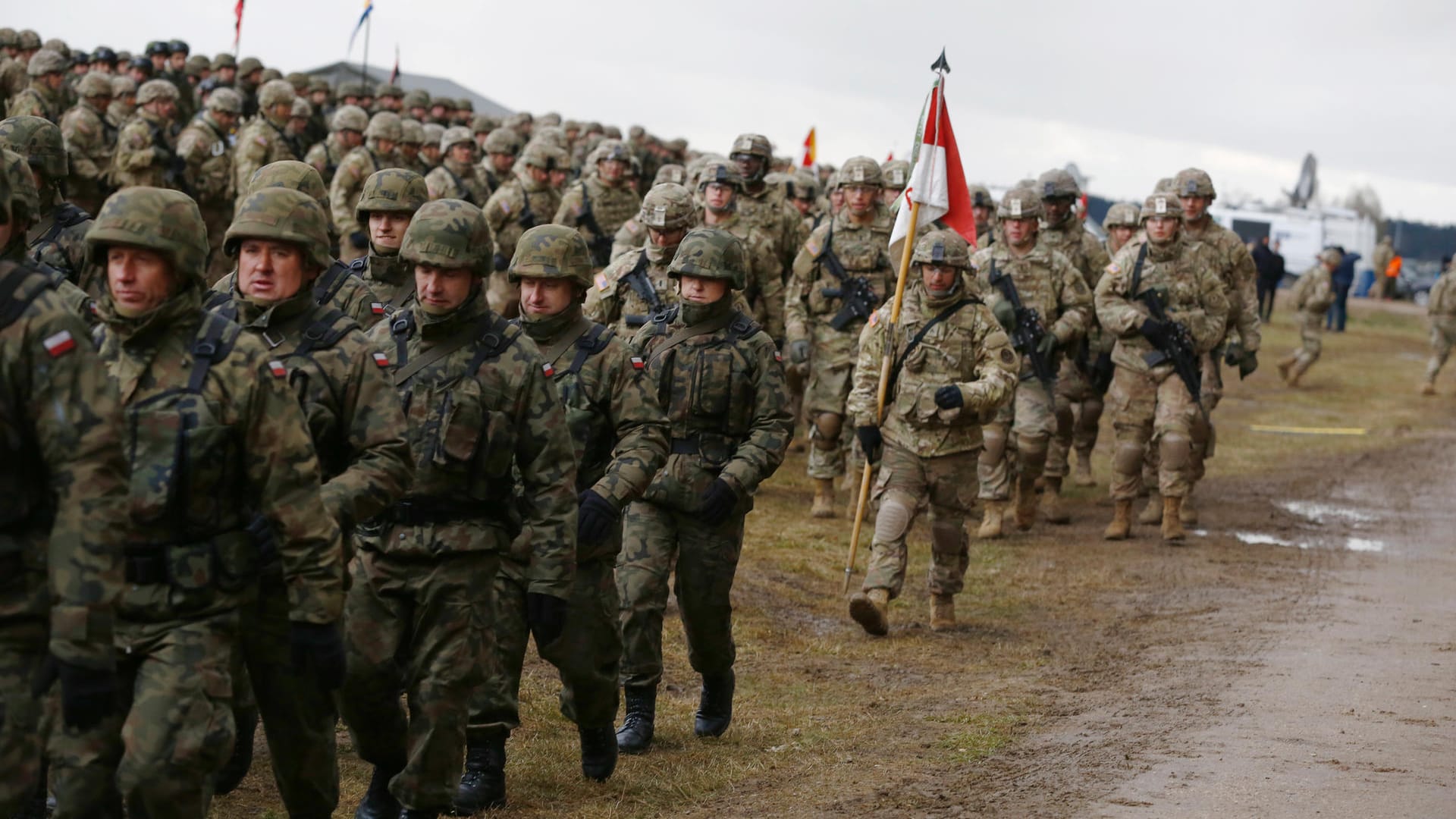 Polnische und US-Soldaten auf einer Zeremonie für Nato-Truppen bei Orzysz in Polen: Die Opposition kritisierte das Vorgehen der Regierung als unprofessionell. (Archivbild) Polnische und US-Soldaten auf einer Zeremonie für Nato-Truppen bei Orzysz in Polen: Die Opposition kritisierte das Vorgehen der Regierung als unprofessionell. (Archivbild)