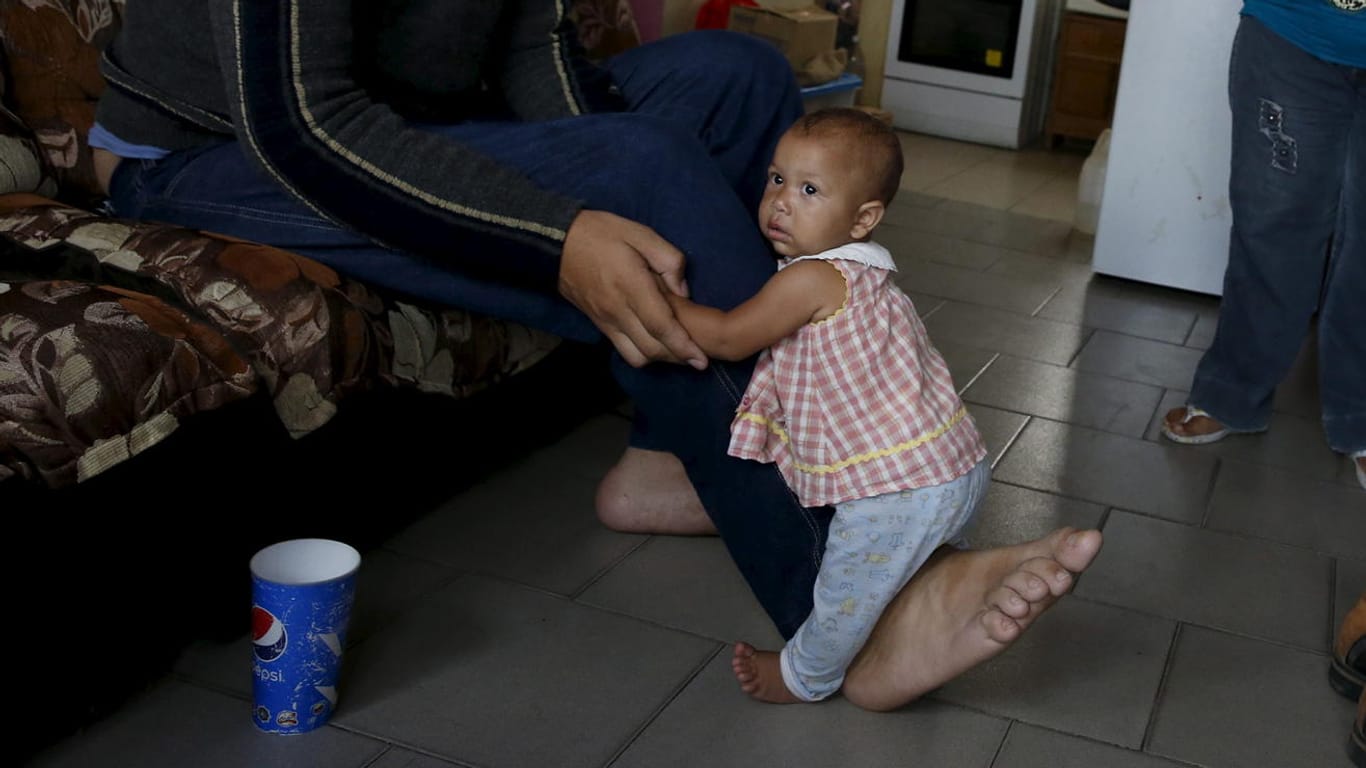 Rekordhalter Jeison Rodriguez: Das Foto zeigt ihn und seine Nichte am 14. Oktober 2015 in seinem Haus in Maracay in Venezuela.