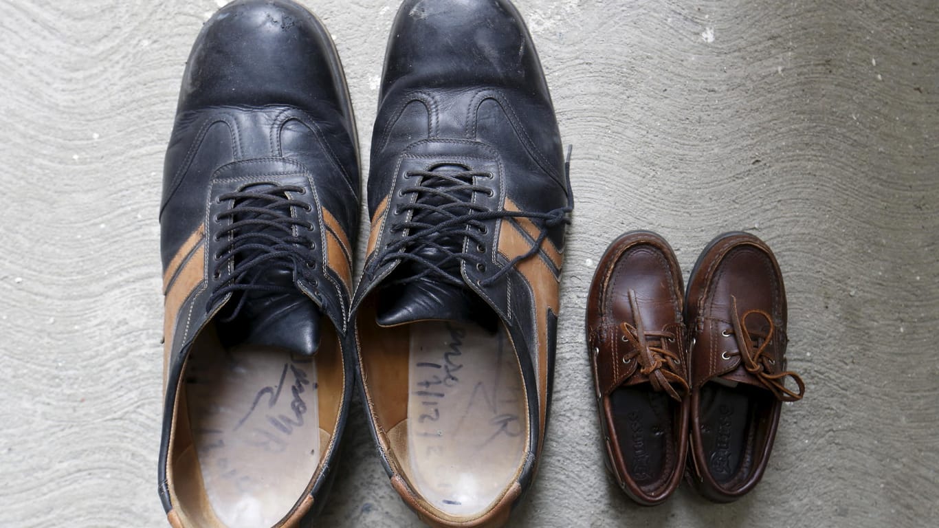 Große Schuhe für große Füße: Die alten Schuhe von Jeison Rodriguez (links) im Vergleich zu den Schuhen seines Neffen. (Archivfoto)