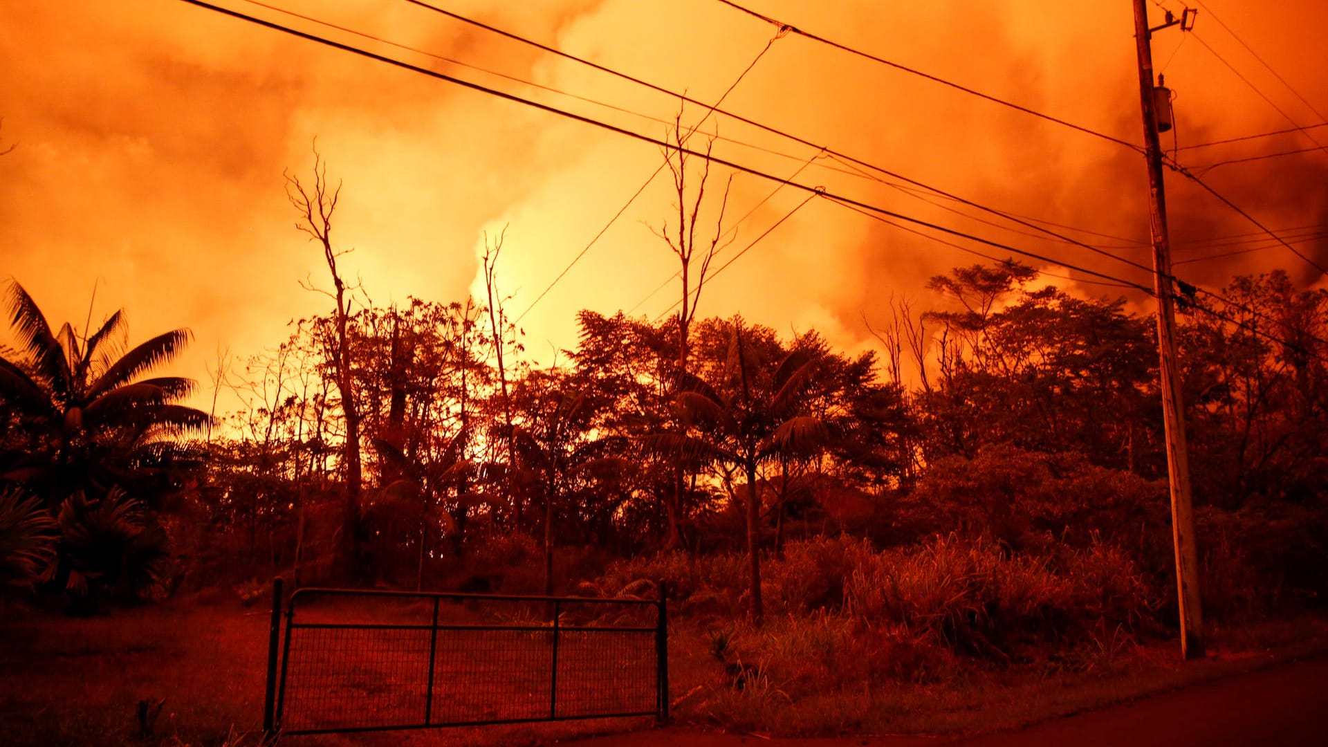 Lava erleuchtet den Himmel über Leilani Estates auf Hawaii: Lavaflüssen haben einige Anwohner von der Außenwelt abgeschnitten. Lava erleuchtet den Himmel über Leilani Estates auf Hawaii: Lavaflüssen haben einige Anwohner von der Außenwelt abgeschnitten.