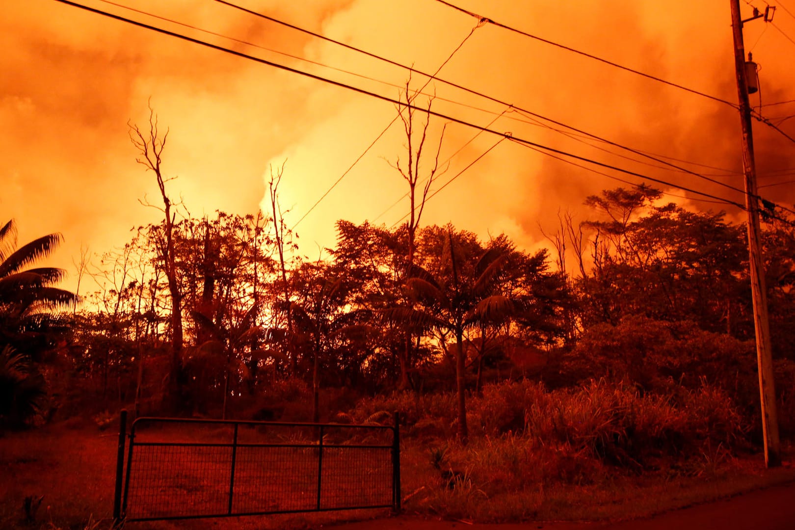 Lava erleuchtet den Himmel über Leilani Estates auf Hawaii: Lavaflüssen haben einige Anwohner von der Außenwelt abgeschnitten.