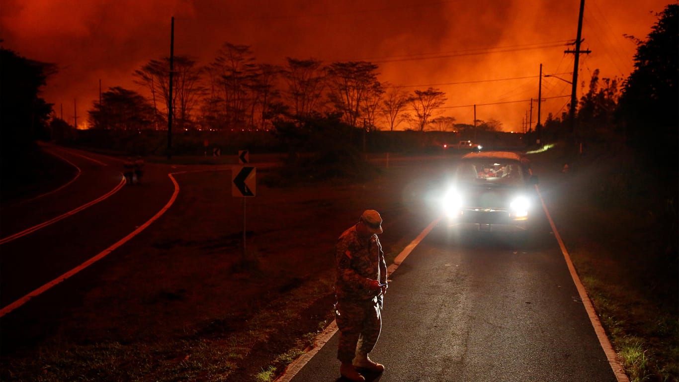 Major Jeff Hickman, Mitglied der Nationalschutzwache auf Hawaii, misst das Schwefeldioxid an einem Lavastrom in der Nähe von Pahoa.
