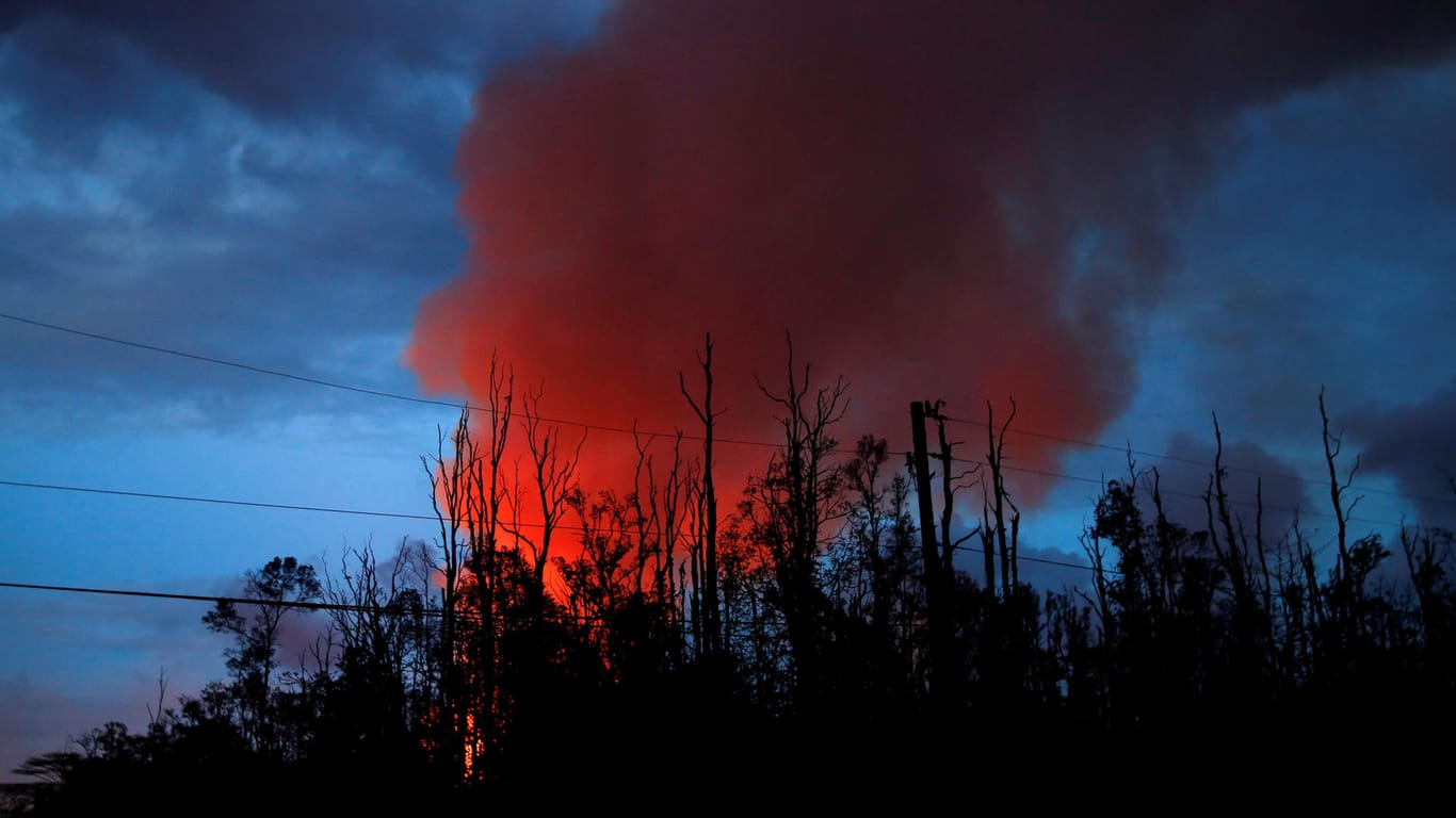 Ein Wolke aus Vulkanemissionen steigt aus einer Lavawelle in Leilani Estates auf.