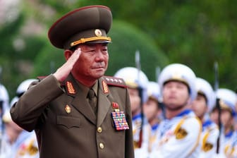 Nordkoreas bisheriger Verteidigungsminister Pak Yong Sik soll abgesetzt worden sein.