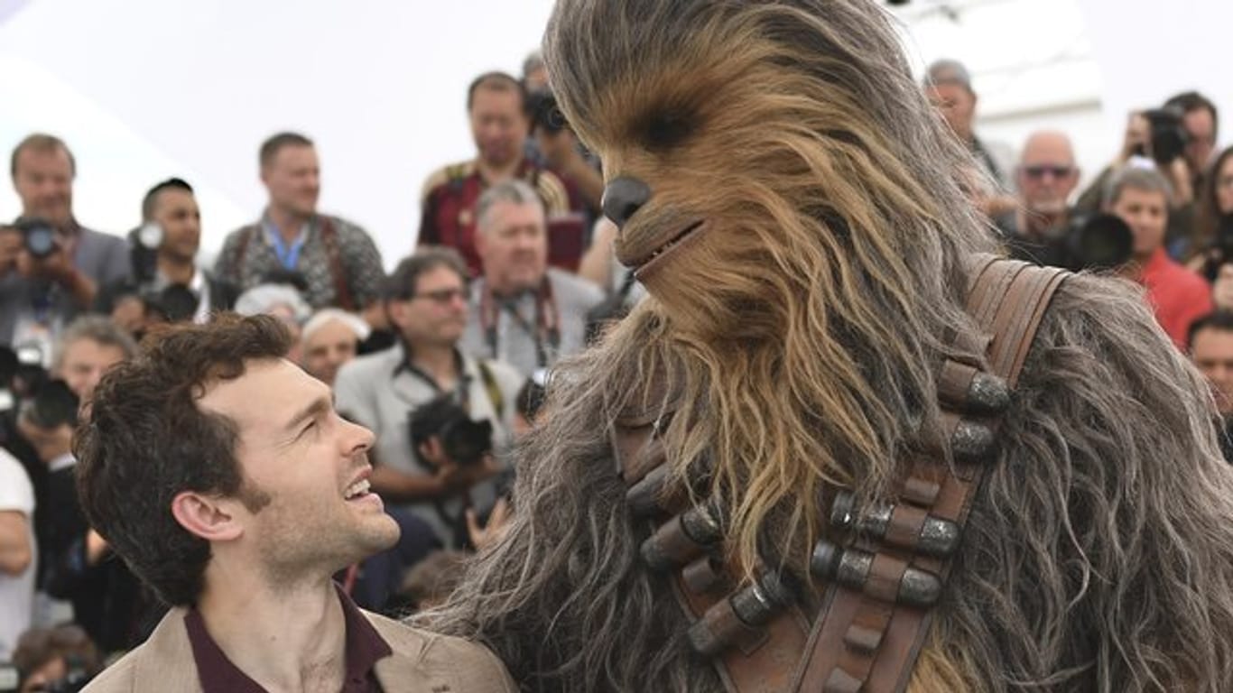Han-Solo-Darsteller Alden Ehrenreich stellt mit Chewbacca den neuen "Star Wars"-Film beim Festival in Cannes vor.