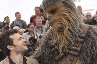Han-Solo-Darsteller Alden Ehrenreich stellt mit Chewbacca den neuen "Star Wars"-Film beim Festival in Cannes vor.