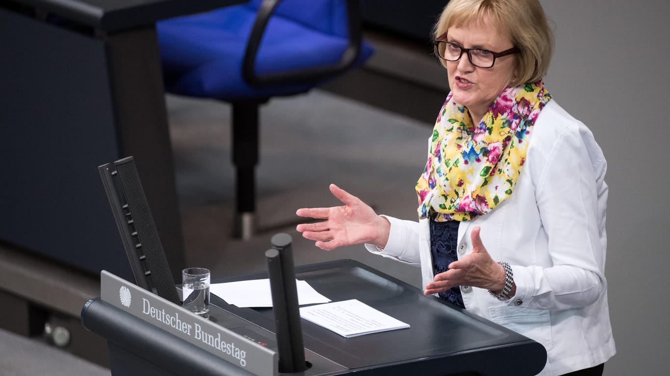 Ursula Schulte im Bundestag: Die SPD-Politiker bekommt für ihre Idee, Energie-Drinks für Kinder und Jugendliche zu verbieten, Unterstützung von Ärzten.