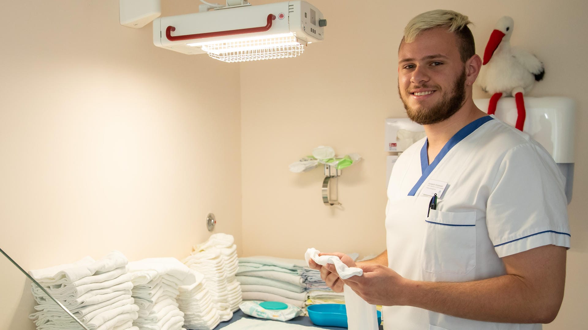 Konstantin Wroblewski: Er ist einer der wenigen Männer, der eine Hebammenausbildung absolviert.