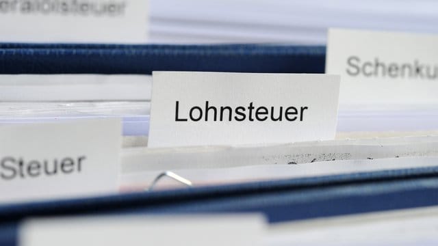 Fließt der Arbeitslohn auf ein Wertguthabenkonto für die Zeit des Ruhestandes, dann muss er erst später bei Auszahlung versteuert werden.