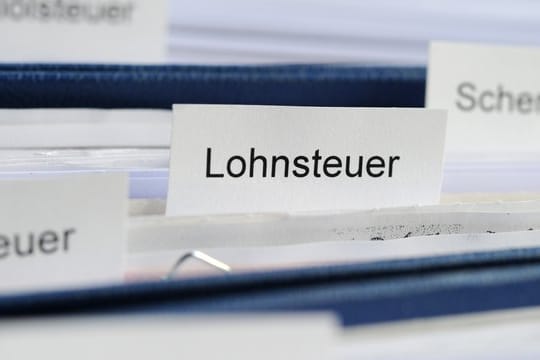 Fließt der Arbeitslohn auf ein Wertguthabenkonto für die Zeit des Ruhestandes, dann muss er erst später bei Auszahlung versteuert werden.