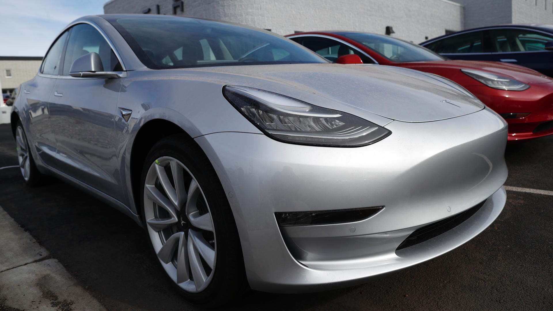 Begehrt, aber teuer: Die Elektroautos einer innovativen Luxusmarke sind der große Verlierer in der Zulassungsstatistik für den April. Begehrt, aber teuer: Die Elektroautos einer innovativen Luxusmarke sind der große Verlierer in der Zulassungsstatistik für den April.