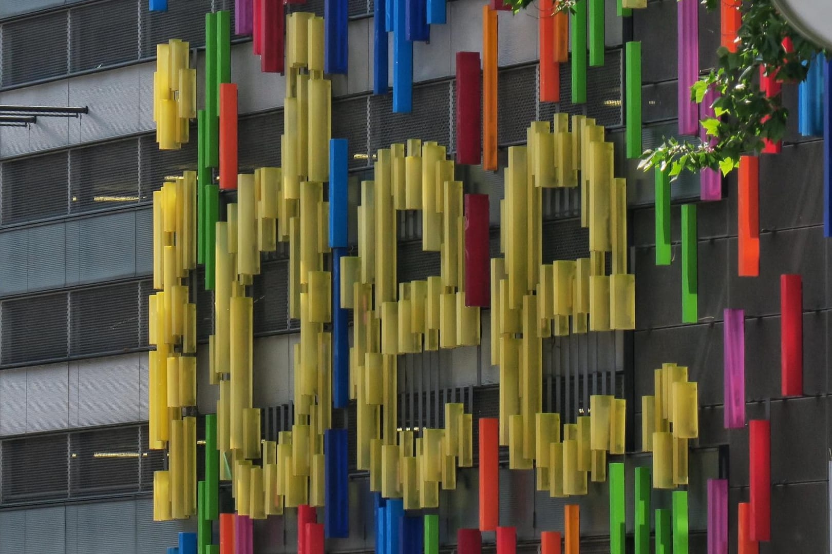Der Schriftzug "idee" an einer Fassade: Die Gewinner des Wettbewerbs erhalten ein professionelles Coaching und den Zugang zu einem großen Netzwerk. (Archivbild)