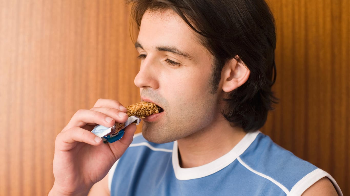 Ein Mann isst einen Energieriegel: Vor allem bei Sportlern sind die Energielieferanten beliebt.