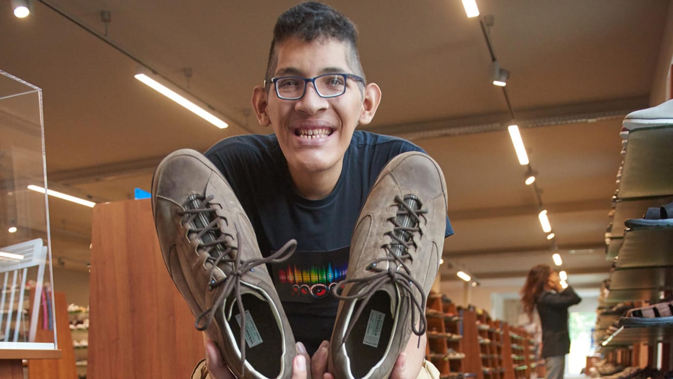Zum ersten Mal in Deutschland: Jeison Rodriguez zeigt im Schuhhaus Wessels seine neuen Schuhe.