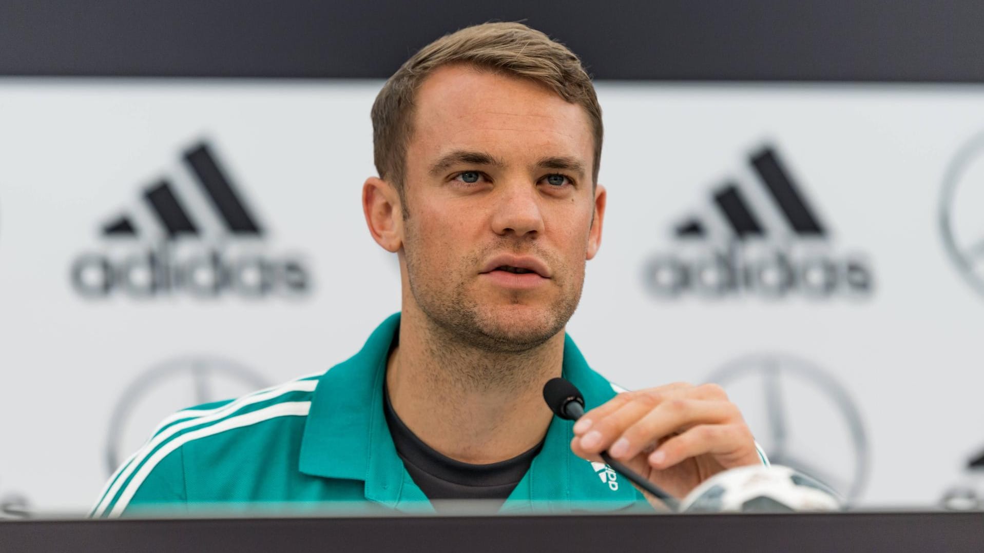 Manuel Neuer bei der Pressekonferenz in Eppan: Der Nationaltorwart fühlt sich nach der Verletzungspause bereit für die WM.