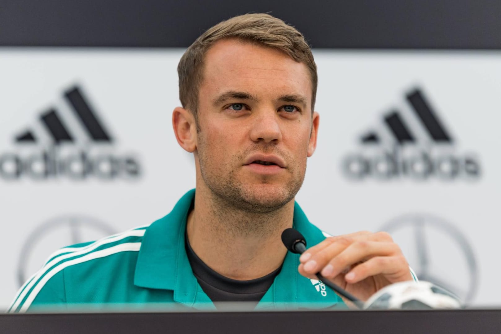 Manuel Neuer bei der Pressekonferenz in Eppan: Der Nationaltorwart fühlt sich nach der Verletzungspause bereit für die WM.