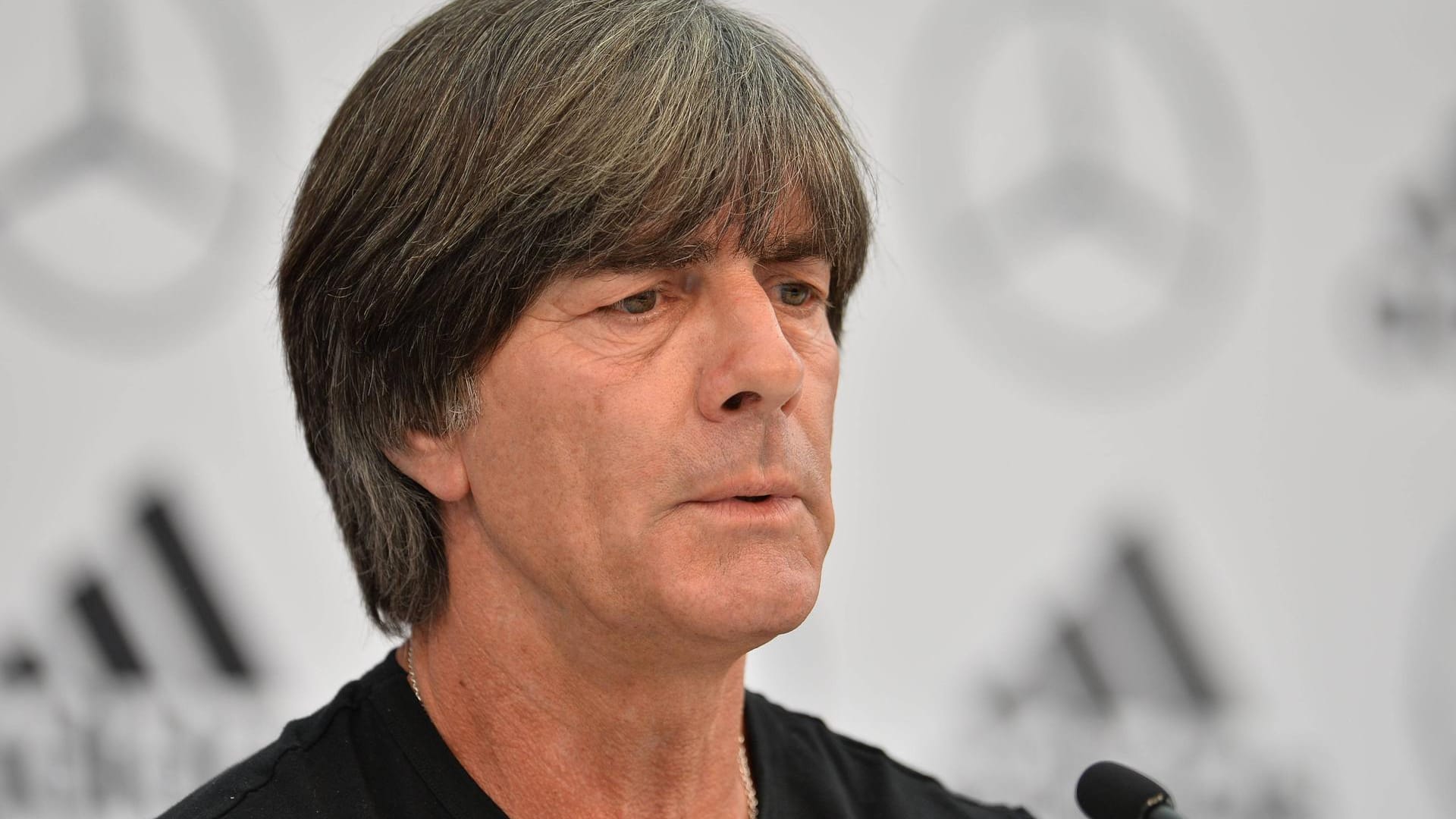 Jogi Löw: Im finalen Kader verzichtet der Bundestrainer auf den Offensivspieler Leroy Sané.