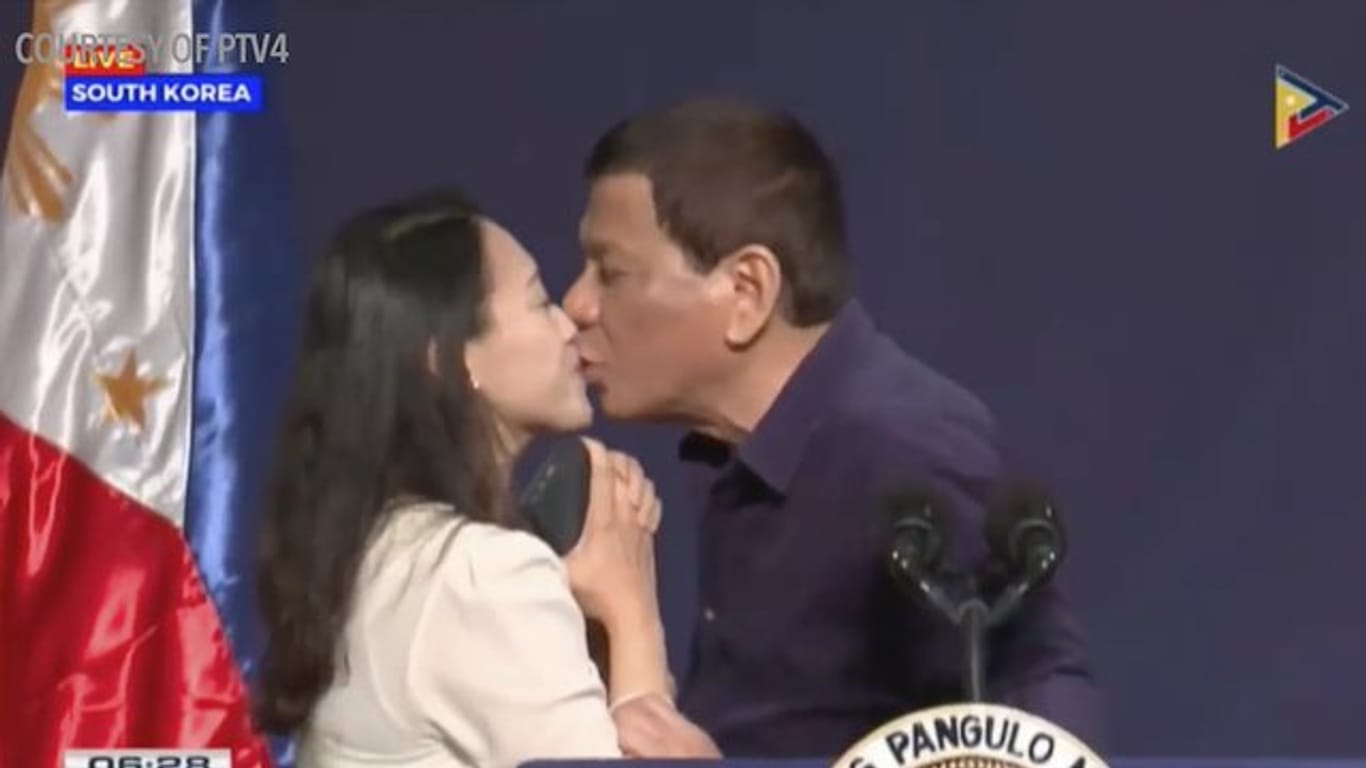 Auf einem Mitschnitt der Szene ist zu hören, wie Duterte eine der Frauen fragt: "Bist Du Single?" zwei Frauen.