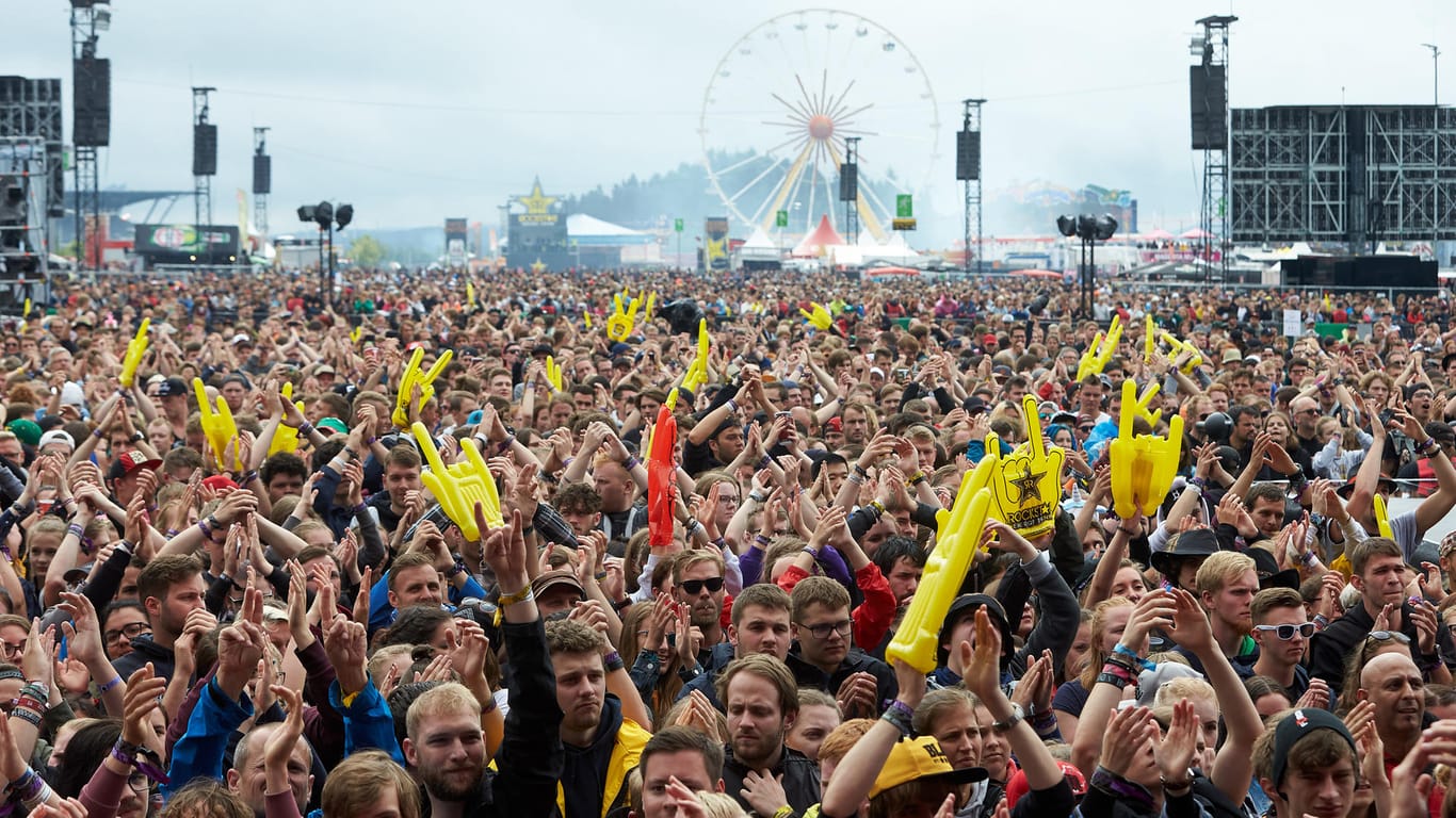 Rock am Ring: Rockfans drängen sich vor der Hauptbühne des Musikfestivals.